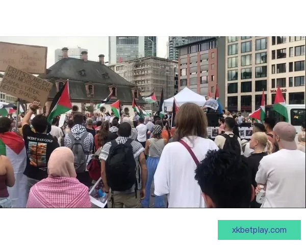 艾维街头演讲引关注 手持麦克风与路人分享独到见解与生活感悟